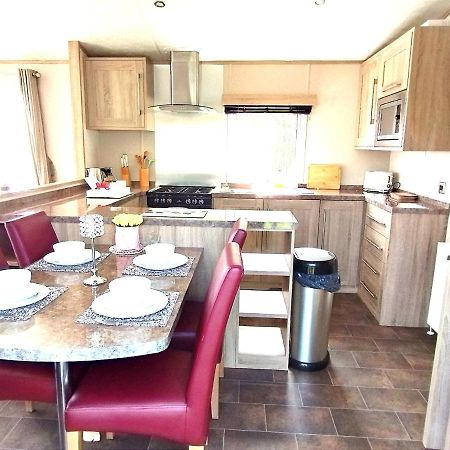 Sand Le Mere Holiday Village Caravan Hire Tunstall  Exterior photo
