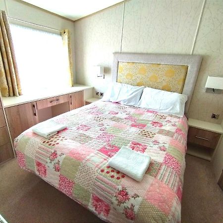 Sand Le Mere Holiday Village Caravan Hire Tunstall  Exterior photo